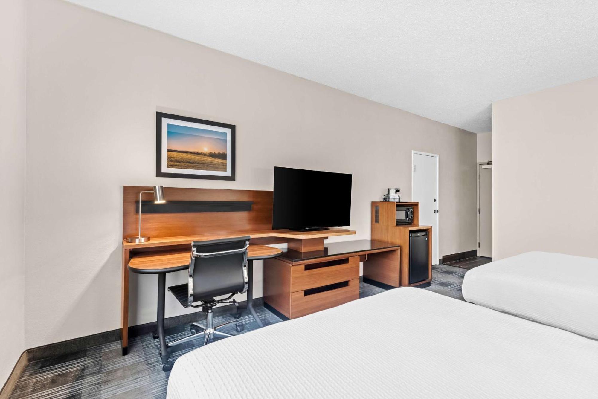 Best Western Ottumwa Inn & Suites Exterior photo